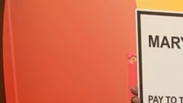 Gana $1 millón en Powerball por error con dos boletos