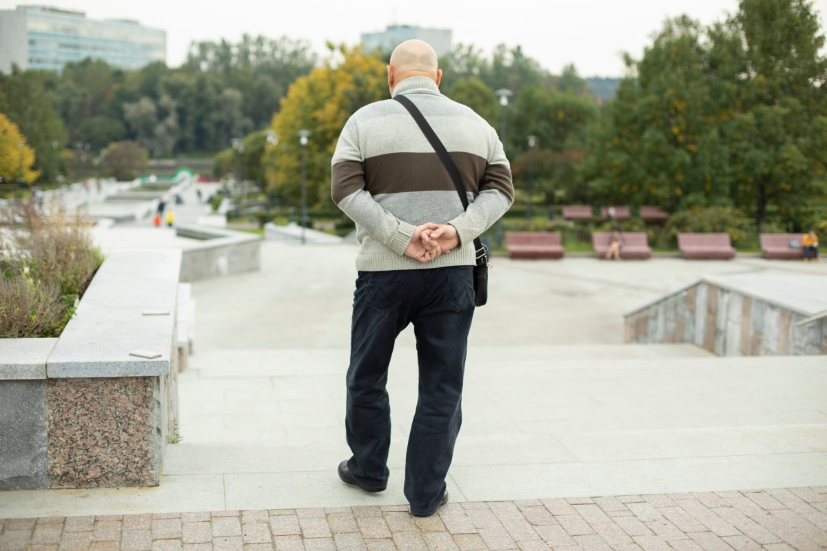 Qué significa caminar con las manos atrás, según la psicología