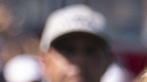 El presidente Trump saluda al golfista estadounidense Bryson DeChambeau en la salida del hoyo 1.