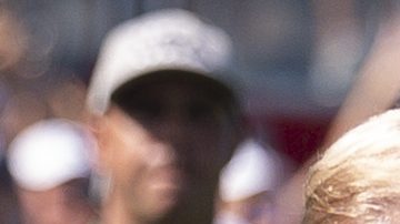 El presidente Trump saluda al golfista estadounidense Bryson DeChambeau en la salida del hoyo 1.