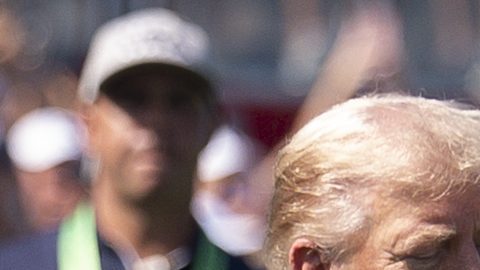 El presidente Trump saluda al golfista estadounidense Bryson DeChambeau en la salida del hoyo 1.