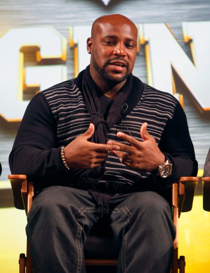 El exjugador de la NFL Rudi Johnson, corredor de los Cincinnati Bengals, durante el programa de análisis de la NFL "Chalk Talk" de ESPN, en el Music Hall de Cincinnati, el lunes 8 de noviembre de 2010. (Foto de AP/David Kohl)