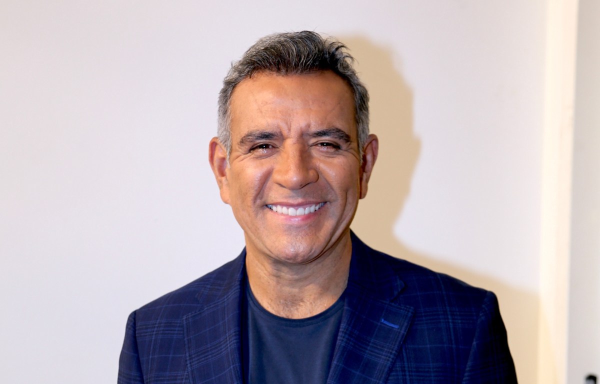 Héctor Sandarti habla de su regreso a Telemundo como conductor invitado en Hoy Día