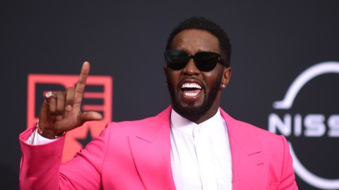 Sean "Diddy" Combs espera su condena por delitos de transporte para ejercer la prostitución.