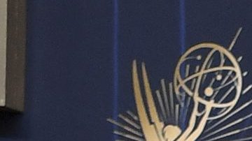 Selena Gómez y Benny Blanco se mostraron cariñosos en los premios Emmy.