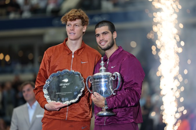 Sinner y Alcaraz posan con los trofeos del US Open 2025.