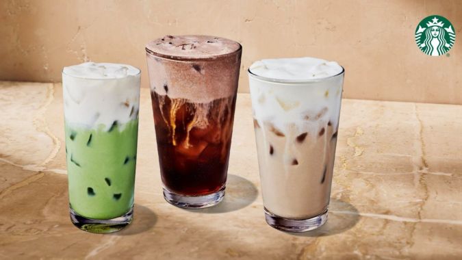 el Latte de Matcha combina plátano, el Latte de Espresso lleva vainilla, y el Cold Brew se corona con chocolate.