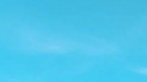 Entrada principal del Telemundo Center en Miami, edificio de NBCUniversal Telemundo Enterprises, con logotipo y bandera de Estados Unidos al frente.