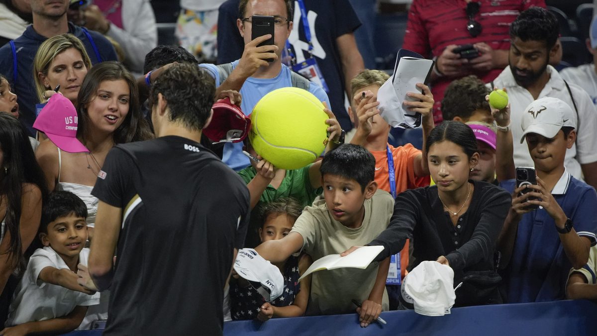 Empresario pide perdón por quitarle gorra firmada a niño en el US Open