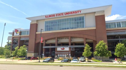 La demanda busca prohibir la aplicación de las leyes de Illinois que exigen a las universidades ofrecer matrículas a estudiantes indocumentados.