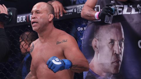Wanderlei Silva posa en su rincón antes de su combate contra Quinton Jackson.
