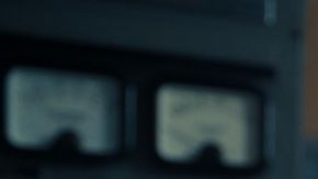 Fred Armisen da vida al tío Lucas en la serie de Netflix.