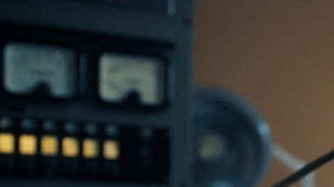 Fred Armisen da vida al tío Lucas en la serie de Netflix.