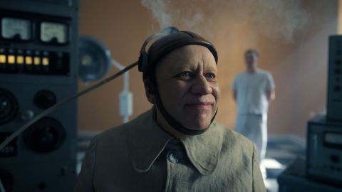 Fred Armisen da vida al tío Lucas en la serie de Netflix.