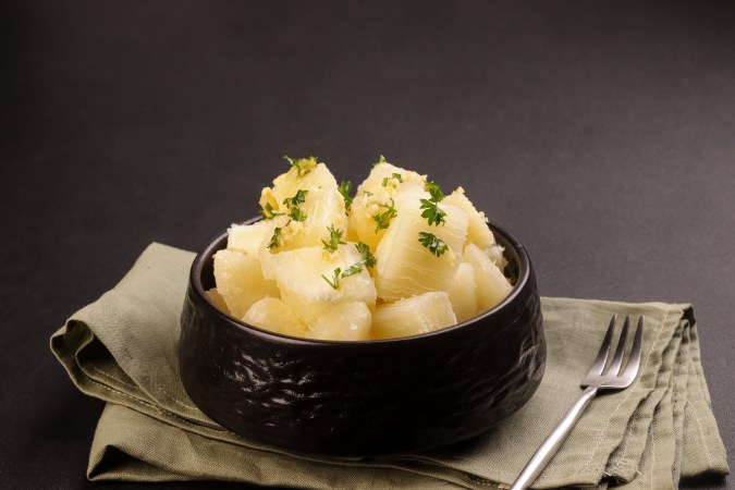 La yuca es rica en almidón resistente, un tipo de fibra que se fermenta en el colon.