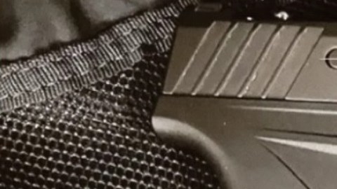 Arma incautada en escuela secundaria en Queens, NYC.