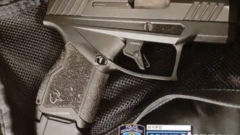 Arma incautada en escuela secundaria en Queens, NYC.