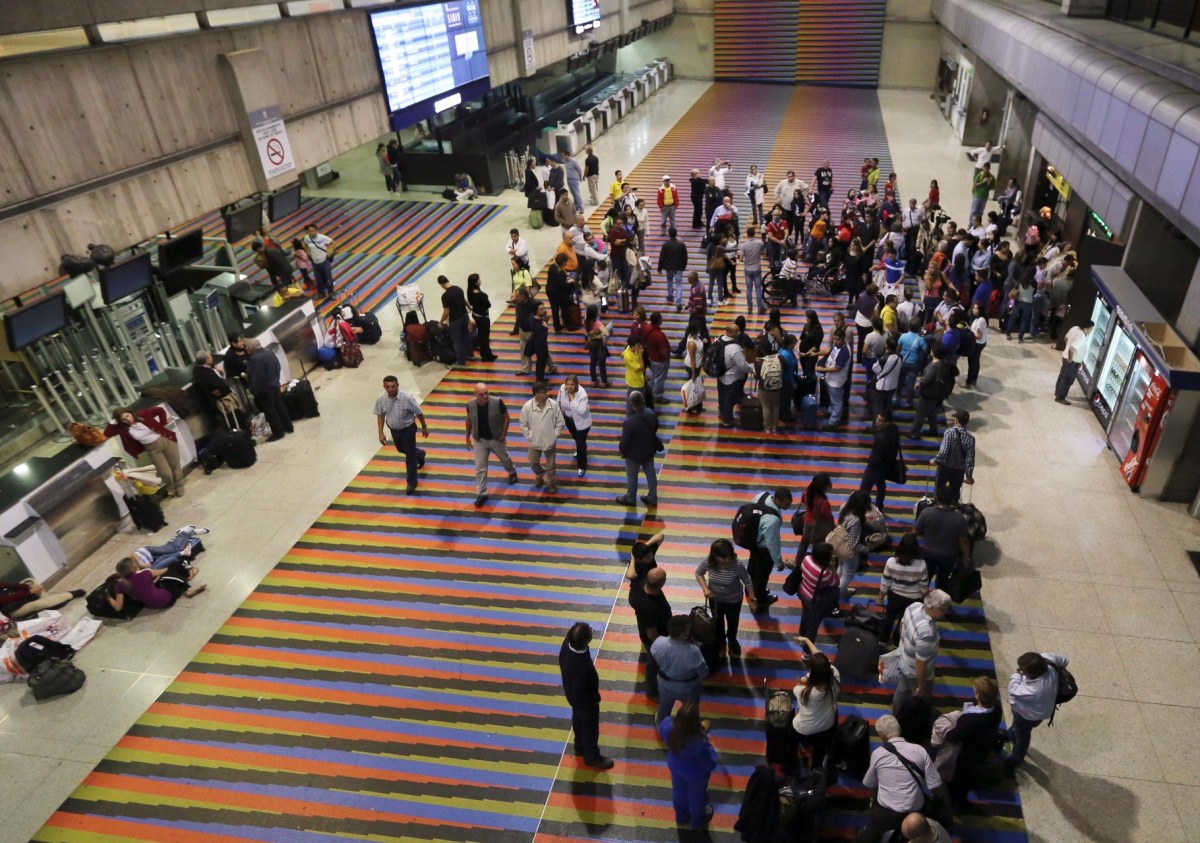 Subsecretario de Estado de EE.UU. publica foto del principal aeropuerto de Venezuela, símbolo de la migración