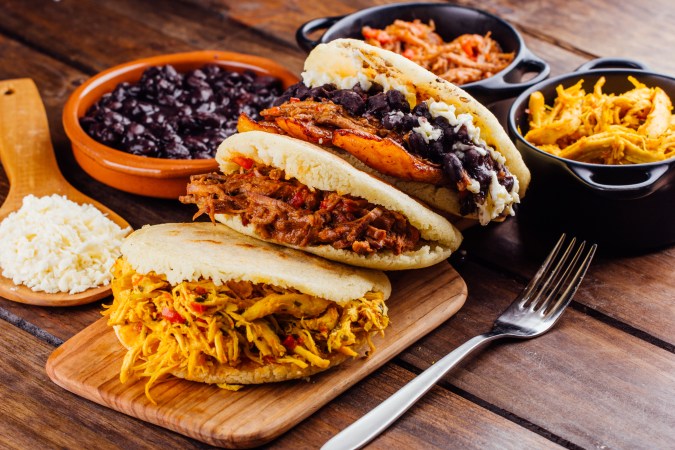 Por su versatilidad, la arepa se puede rellenar con varios tipos de proteínas.