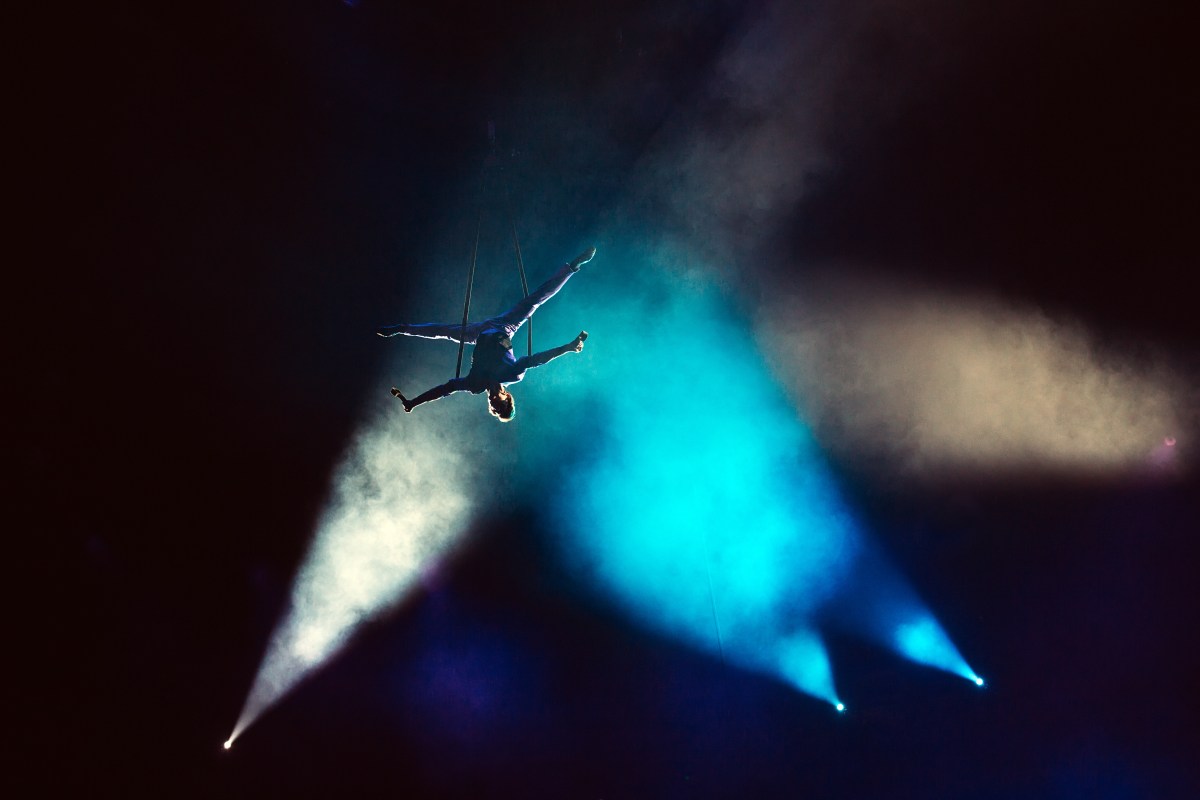 Artista de circo sostiene a tres personas con sus dientes: 185 kg, récord mundial
