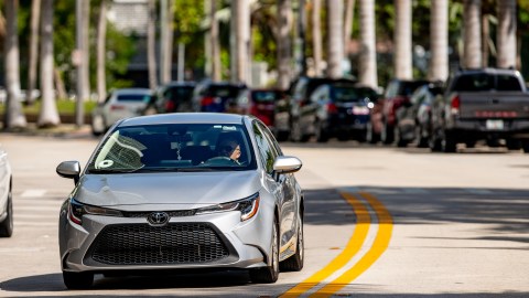 El Toyota Corolla es un auto confiable para ahorrar gasolina, gracias a su consumo promedio de 32 a 41 millas por galón (mpg).