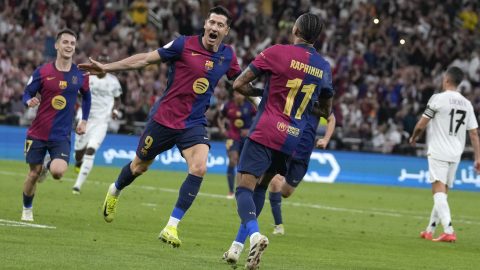 Robert Lewandowski celebra el segundo gol del Barcelona al Real Madrid en la Supercopa de España.
