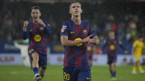 El delantero del Barcelona Dani Olmo celebra tras anotar el tercer gol del equipo durante el partido de la jornada 5 de LaLiga que FC Barcelona y Getafe CF disputaron este domingo en el Estadi Johan Cruyff.