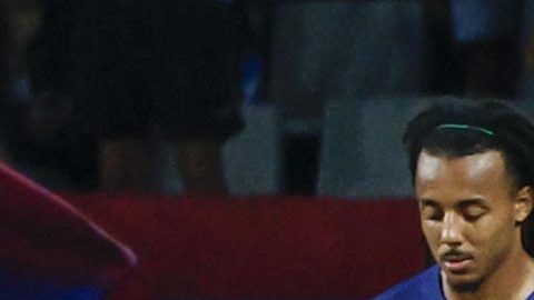 Los jugadores del FC Barcelona, el polaco Robert Lewandowski (c) y Lamine Yamal, celebran el segundo gol del equipo blaugrana durante el encuentro correspondiente a la séptima jornada de Liga EA Sports que FC Barcelona y Real Sociedad disputaron este domingo en el estadio de Montjuic, en Barcelona.
