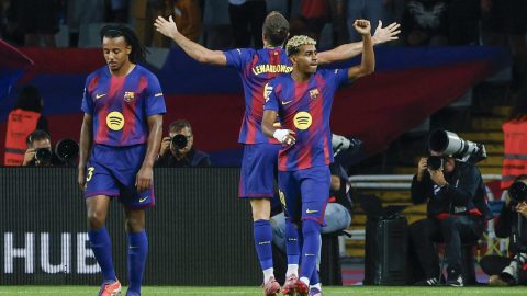 Los jugadores del FC Barcelona, el polaco Robert Lewandowski (c) y Lamine Yamal, celebran el segundo gol del equipo blaugrana durante el encuentro correspondiente a la séptima jornada de Liga EA Sports que FC Barcelona y Real Sociedad disputaron este domingo en el estadio de Montjuic, en Barcelona.