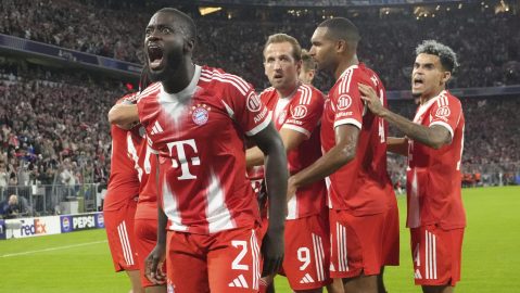 Jugadores del Bayern Múnich celebran tras un autogol del Chelsea.