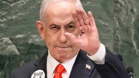 Benjamín Netanyahu llevó a la ONU un código QR con imágenes de la masacre de Hamás