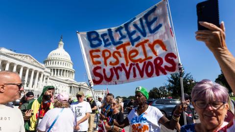 Simpatizantes de los sobrevivientes del escándalo de tráfico sexual de Jeffrey Epstein y Ghislaine Maxwell se reúnen frente al Capitolio de los Estados Unidos en Washington, D.C., EE. UU., el 3 de septiembre de 2025.