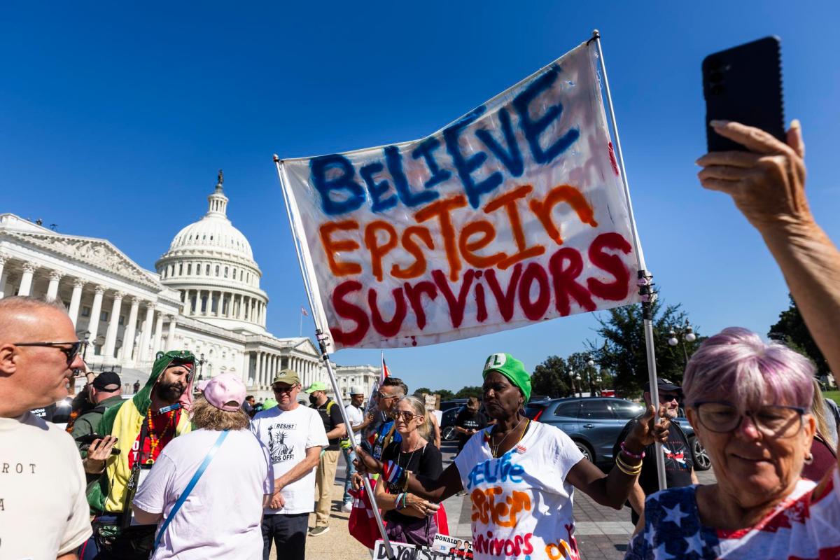 “Hay algo podrido en Washington”: Víctimas de Epstein protestaron frente al Congreso