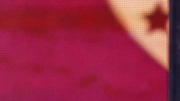 El presidente estadounidense Donald Trump (izq.) y Erika Kirk (der.), esposa de Charlie Kirk, se abrazan en el escenario durante el servicio conmemorativo público del activista político Charlie Kirk en el Estadio State Farm de Glendale, Arizona, EE. UU., el 21 de septiembre de 2025.