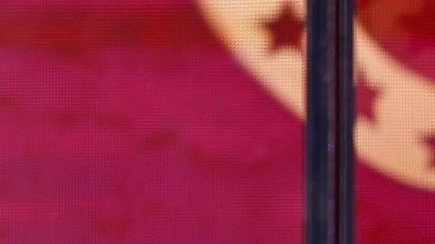 El presidente estadounidense Donald Trump (izq.) y Erika Kirk (der.), esposa de Charlie Kirk, se abrazan en el escenario durante el servicio conmemorativo público del activista político Charlie Kirk en el Estadio State Farm de Glendale, Arizona, EE. UU., el 21 de septiembre de 2025.