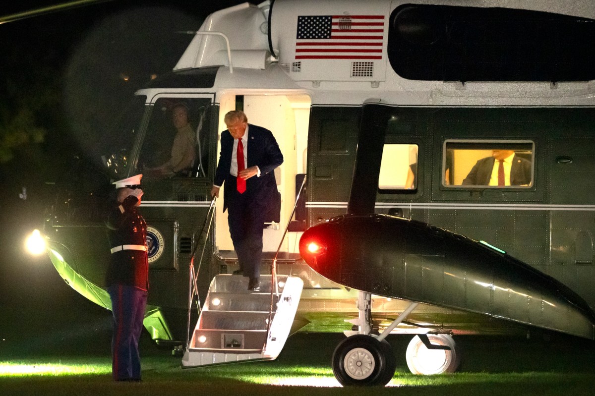 Arrestan a hombre por apuntar con un láser al helicóptero presidencial Marine One