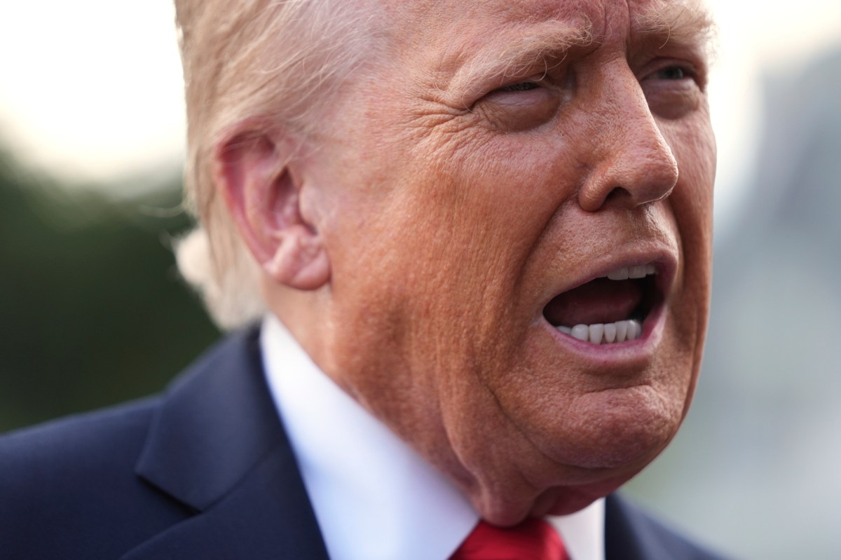 Trump dice que director del FBI hizo un "gran trabajo" ante críticas por caso de Charlie Kirk