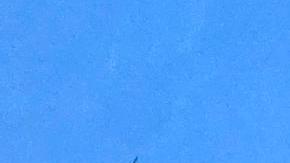 El presidente de la Fundación 15 de Septiembre, Juan Flores (i), habla durante una rueda de prensa este lunes, en el barrio de la Pequeña Habana en Miami (Estados Unidos).