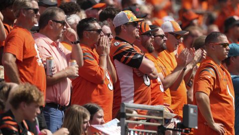Aficionados de los Cincinnati Bengals animan al equipo durante un partido de fútbol americano de la NFL contra los Jacksonville Jaguars.