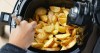 Un especialista explica cómo reducir los efectos negativos de cocinar con la freidora de aire.