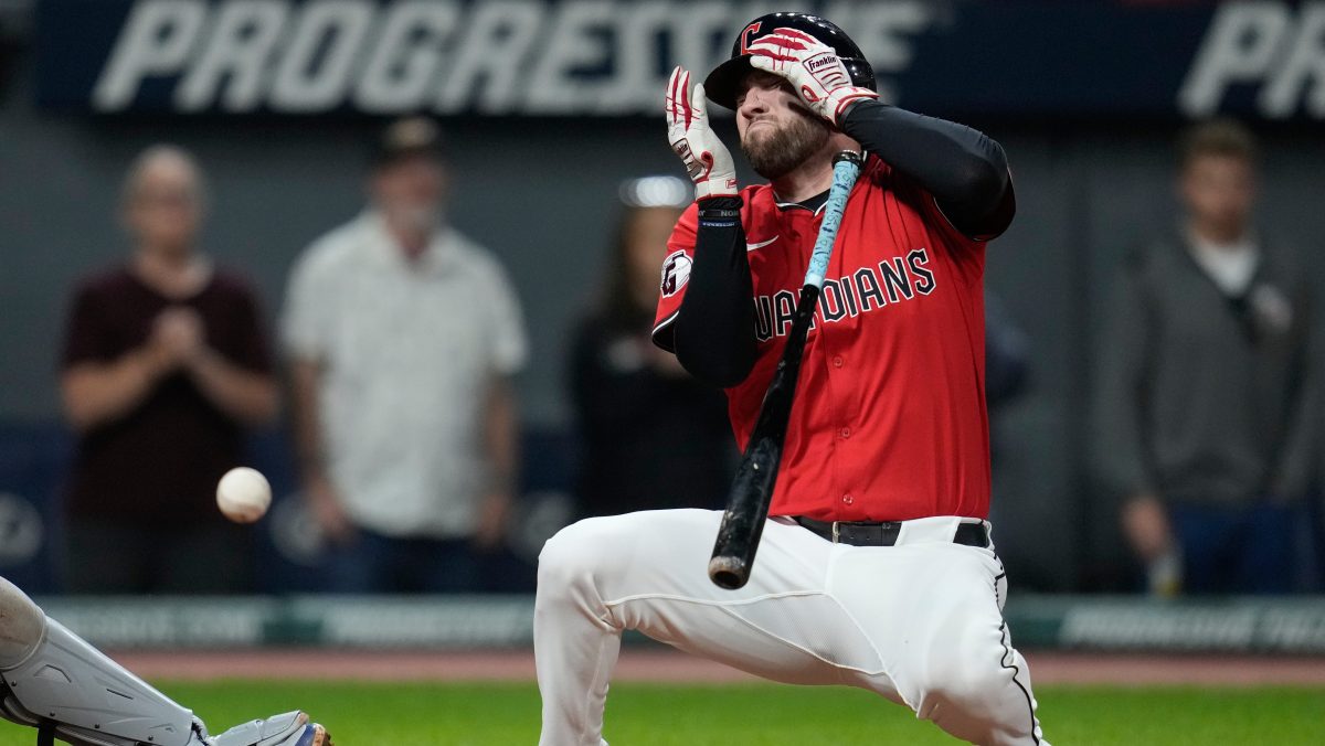 Jugador de Cleveland Guardians sufrió fracturas en rostro y nariz tras recibir pelotazo