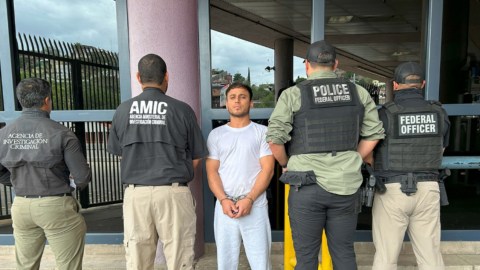 Foto del Servicio de Inmigración y Control de Aduanas de Estados Unidos (ICE) del inmigrante indocumentado expulsado a México.