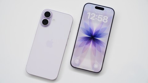 El Ceramic Shield 2 del iPhone 17 ofrece mayor resistencia, pero una caída puede costar caro, así que cómprale un protector o funda.