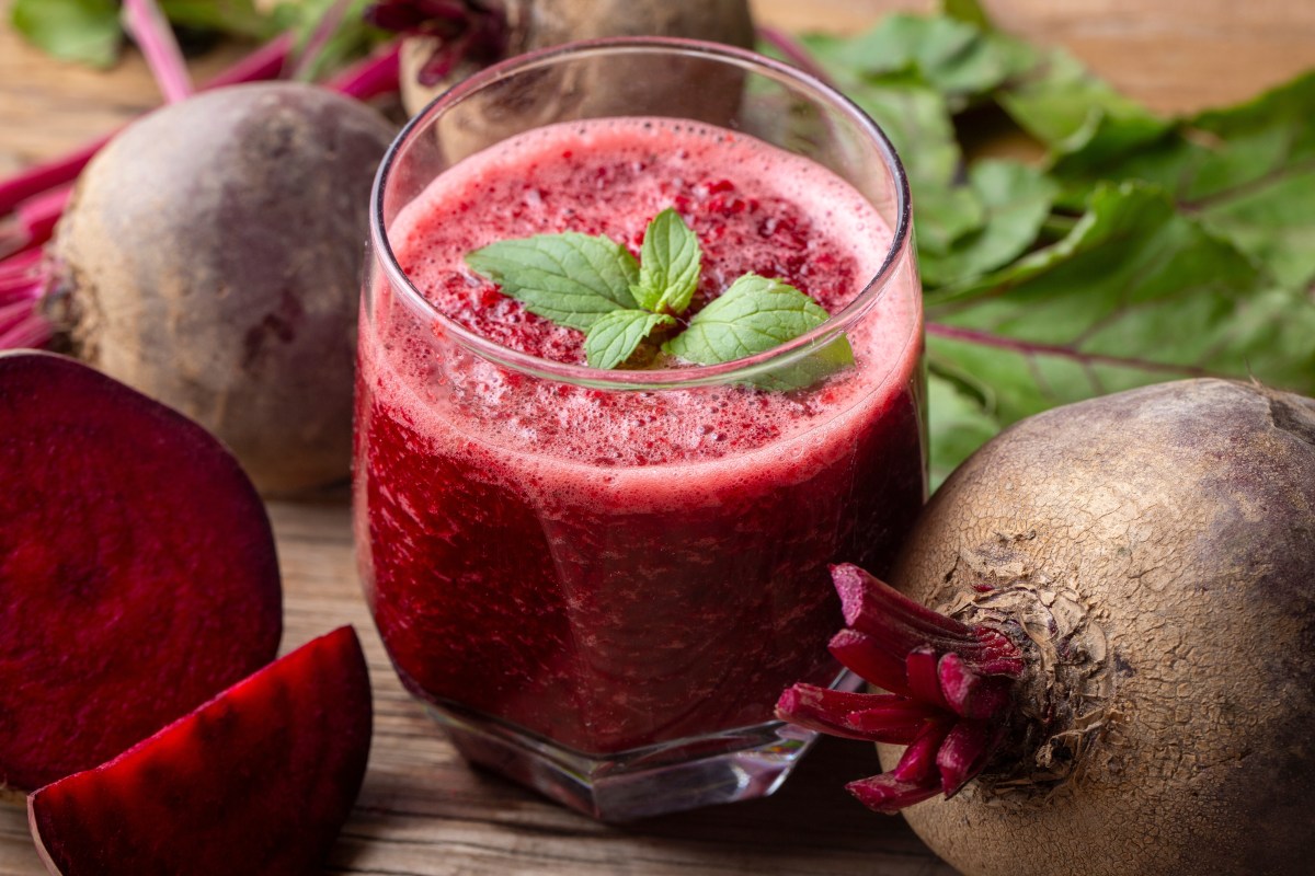 ¿Presión arterial alta? Un estudio revela que beber jugo de remolacha podría ser la clave