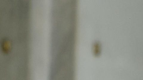 El alcalde de Madrid, José Luis Martínez Almeida, durante su comparecencia este domingo ante los medios de comunicación, tras la suspensión de la Vuelta.