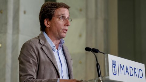 El alcalde de Madrid, José Luis Martínez Almeida, durante su comparecencia este domingo ante los medios de comunicación, tras la suspensión de la Vuelta.