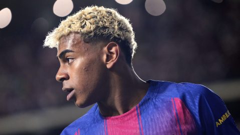 Lamine Yamal durante un partido con el Barcelona.