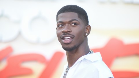 La jueza Shellie Samuels le permitió a Lil Nas X continuar en tratamiento mientras espera su juicio.