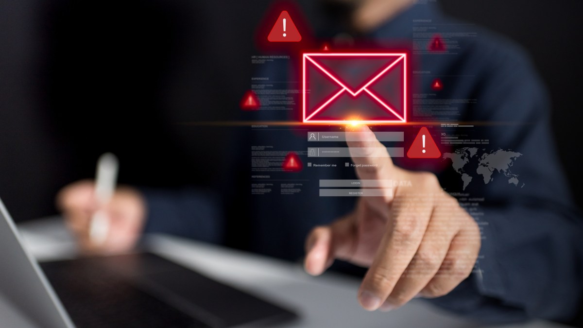 Cómo los estafadores usan IA para crear correos de "phishing" y engañar a adultos mayores