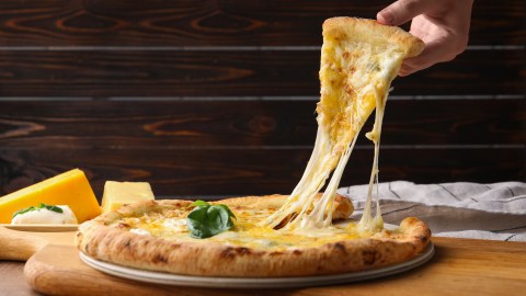 Para celebrar el Día Nacional de la Pizza con queso restaurantes y cadenas de comida ofrecen grandes descuentos.
